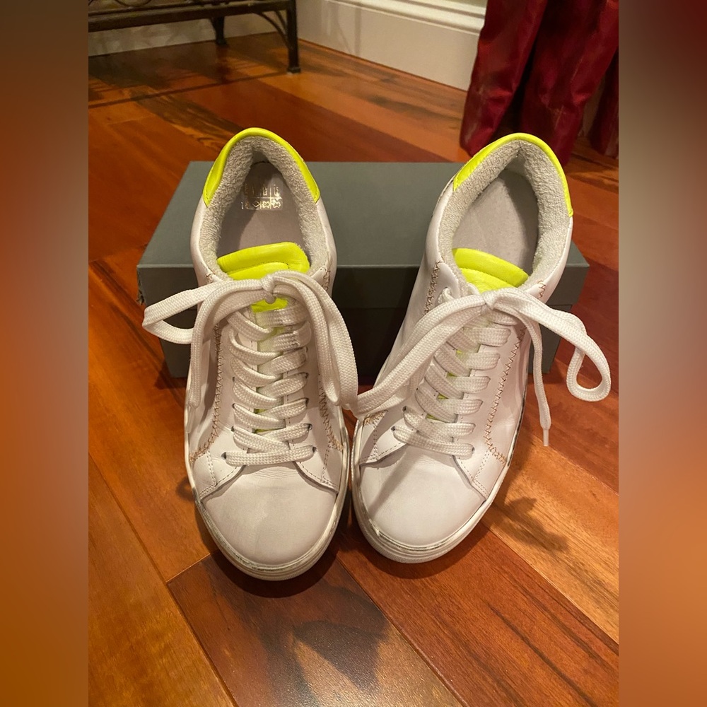 Joya Sneakers